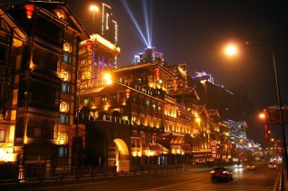 重庆景点游玩全攻略：洪崖洞夜景拍摄、磁器口美食、解放碑购物、长江索道观景、南山一棵树游览、轨道交通特色体验，带你轻松玩转山城