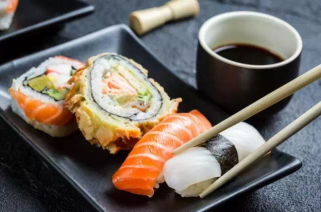 回转寿司与传统寿司对比：轻松享受日本美食的便捷与乐趣