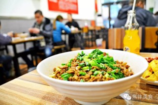 老太婆摊摊面：传承30年手工担担面，揭秘地道川味与温暖创业故事