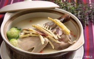 笋干老鸭煲：江南传统滋补汤品，温暖身心，营养美味一锅搞定