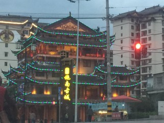 重庆洪崖洞旅游全攻略：解锁最佳游览路线、夜景拍摄技巧与地道美食推荐