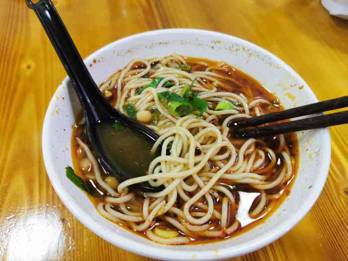 老太婆摊摊面:传承30年手工担担面,揭秘地道川味与温暖创业故事 老太婆摊摊面:传承30年手工担担面,揭秘地道川味与温暖创业故事